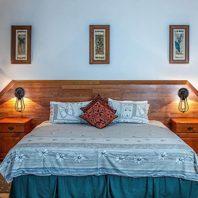 1 Bulb Adjustable Wall Lighting Ideas Loft Style Bedroom Wall Lamp with Pear Iron Cage in Black Clearhalo 'Art deco wall lights' 'Cast Iron' 'Glass' 'Industrial wall lights' 'Industrial' 'Middle century wall lights' 'Modern' 'Rustic wall lights' 'Tiffany' 'Traditional wall lights' 'Wall Lamps & Sconces' 'Wall Lights' Lighting' 1971196-sw