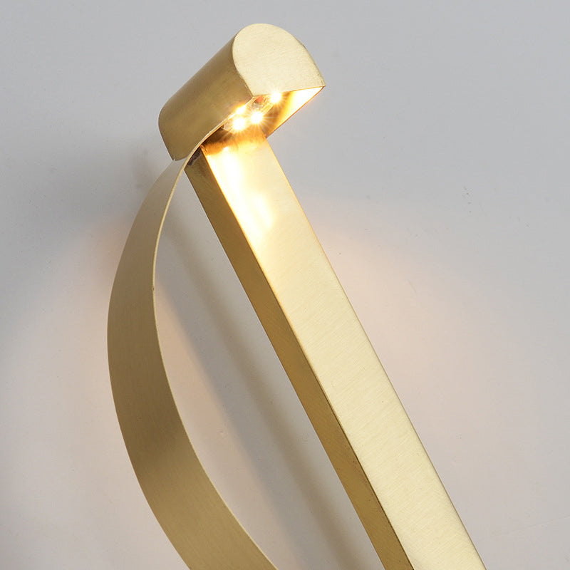Brass Curve LED Wall Mount Light Minimalistic Metal Wall Sconce Lamp for Living Room Clearhalo 'Cast Iron' 'Glass' 'Industrial' 'Modern wall lights' 'Modern' 'Tiffany' 'Traditional wall lights' 'Wall Lamps & Sconces' 'Wall Lights' Lighting' 2384915