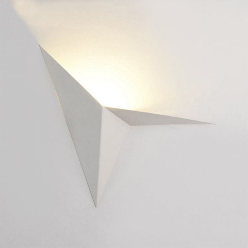 Polygon Wall Sconce Light Contemporary Style Metal LED Black/White Wall Lamp for Living Room, Warm/White Lighting White Clearhalo 'Cast Iron' 'Glass' 'Industrial' 'Modern wall lights' 'Modern' 'Tiffany' 'Traditional wall lights' 'Wall Lamps & Sconces' 'Wall Lights' Lighting' 245166