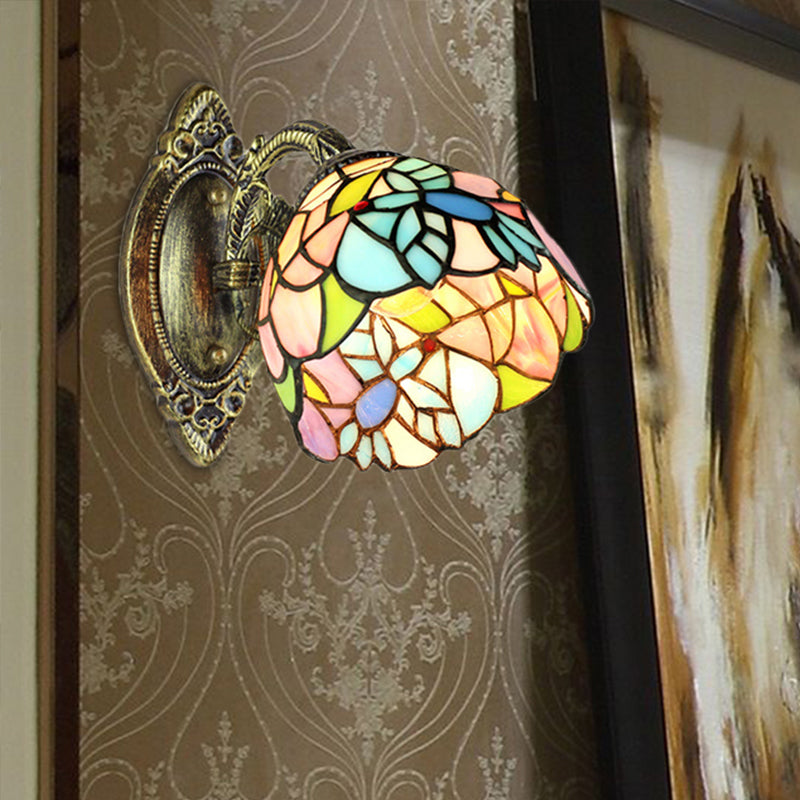 Stained Glass Wall Sconce Lighting with Curved Arm One Light Tiffany Sconce Lighting in Brass Clearhalo 'Industrial' 'Middle century wall lights' 'Tiffany wall lights' 'Tiffany' 'Wall Lamps & Sconces' 'Wall Lights' Lighting' 253433