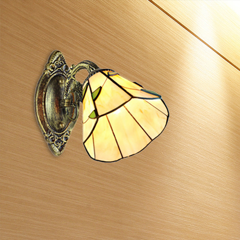 Stained Glass Wall Sconce Lighting with Curved Arm One Light Tiffany Sconce Lighting in Brass Beige Clearhalo 'Industrial' 'Middle century wall lights' 'Tiffany wall lights' 'Tiffany' 'Wall Lamps & Sconces' 'Wall Lights' Lighting' 253434