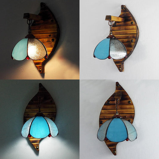 Scallop Wall Light Tiffany Stained Glass 1 Light Colorful Wall Mount Fixture in Blue-White/Red/Blue/Purple for Stairway Clearhalo 'Industrial' 'Middle century wall lights' 'Tiffany wall lights' 'Tiffany' 'Wall Lamps & Sconces' 'Wall Lights' Lighting' 25352
