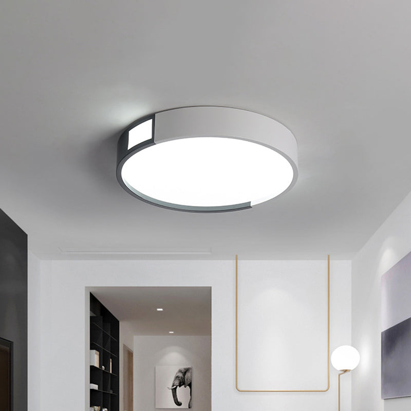Modern Round Flush Ceiling Light Fixture Metal LED Bedroom Flush Mount Lamp in Black and White, 16"/19.5"/23.5" Wide Clearhalo 'Ceiling Lights' 'Close To Ceiling Lights' 'Close to ceiling' 'Flush mount' Lighting' 313651
