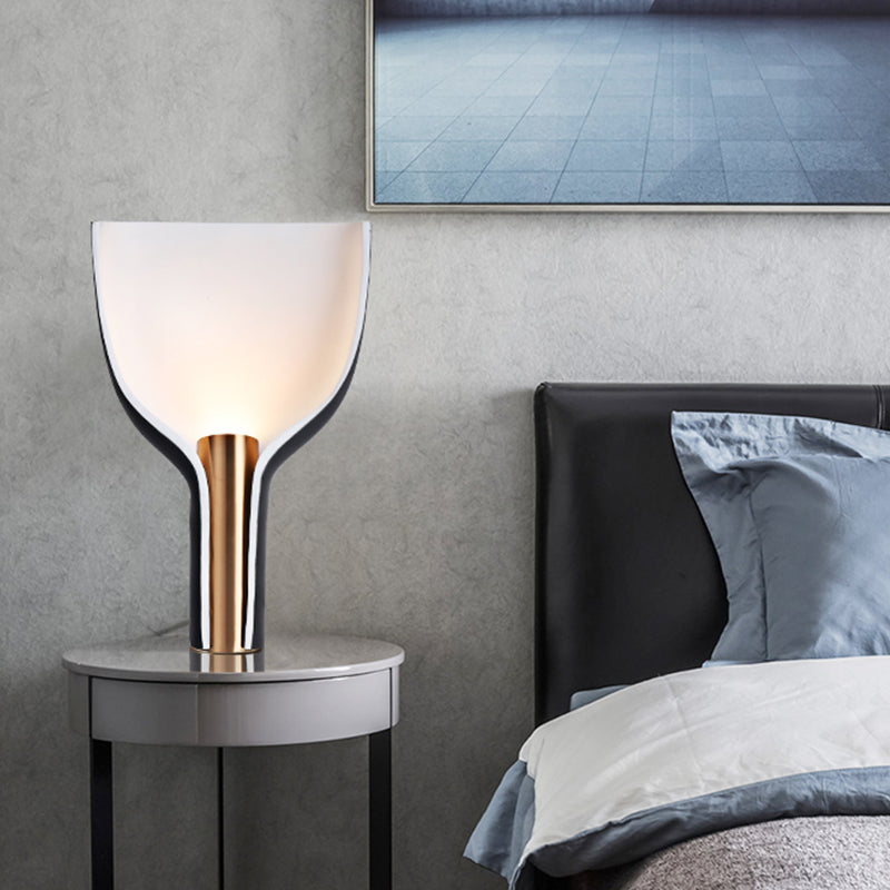 Wide Flare Table Lamp Modernism Metal 1 Bulb Reading Book Light in Black for Bedside Clearhalo 'Lamps' 'Table Lamps' Lighting' 384230