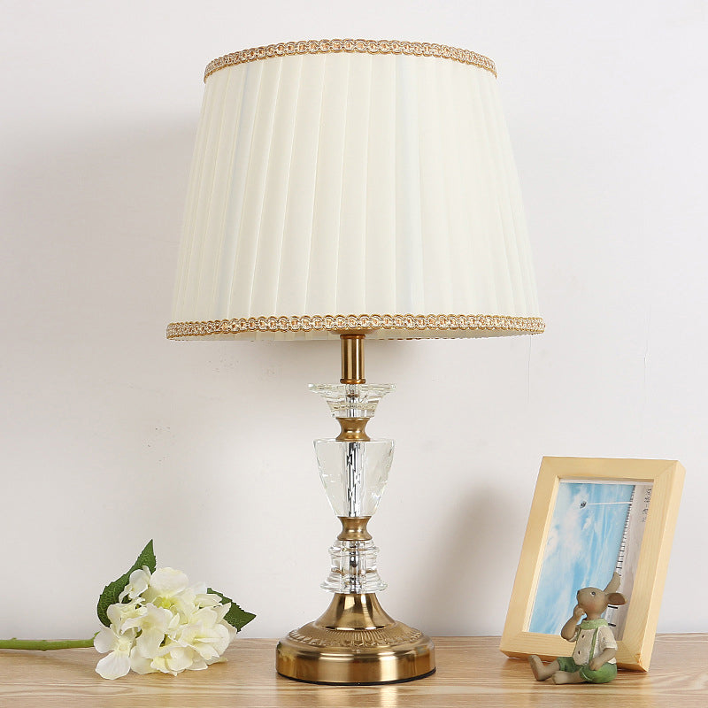 1 Bulb Bedroom Table Light Simple Gold Night Lighting with Urn-Shaped Crystal Base Clearhalo 'Lamps' 'Table Lamps' Lighting' 406431