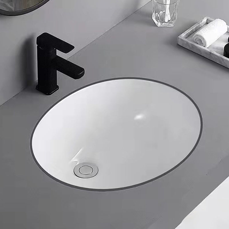 Modern Undermount Bathroom Sink Oval Shape Porcelain with Pop-Up Drain Basin Sink Clearhalo 'Bathroom Remodel & Bathroom Fixtures' 'Bathroom Sinks & Faucet Components' 'Bathroom Sinks' 'bathroom_sink' 'Home Improvement' 'home_improvement' 'home_improvement_bathroom_sink' 6423597