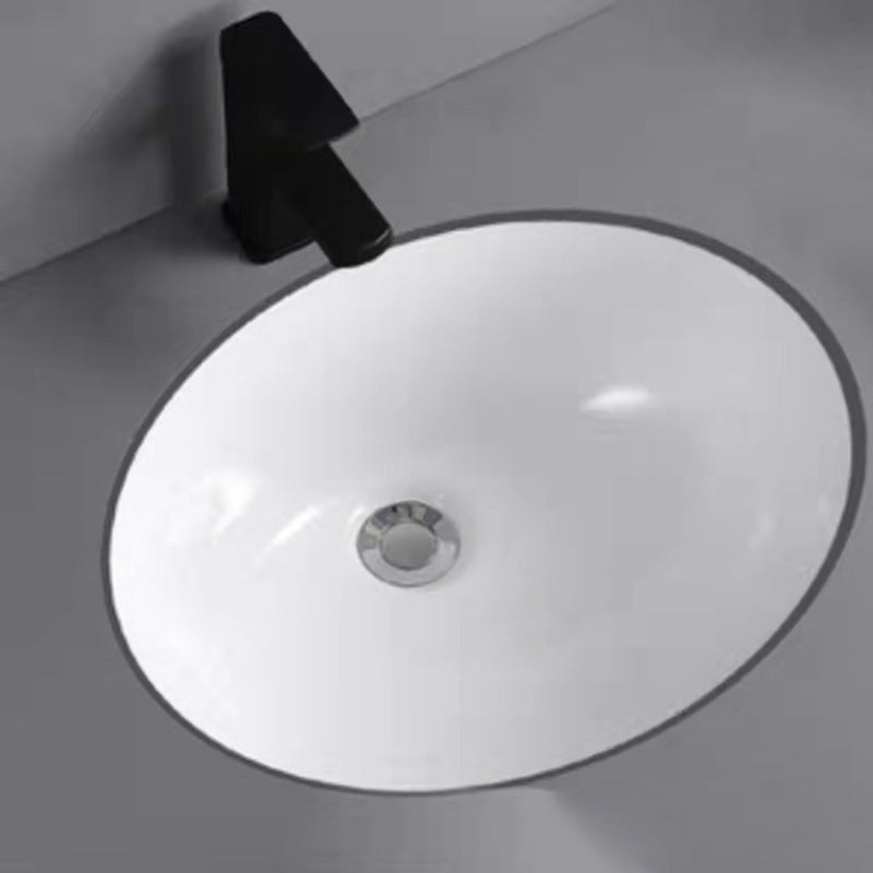 Modern Undermount Bathroom Sink Oval Shape Porcelain with Pop-Up Drain Basin Sink Clearhalo 'Bathroom Remodel & Bathroom Fixtures' 'Bathroom Sinks & Faucet Components' 'Bathroom Sinks' 'bathroom_sink' 'Home Improvement' 'home_improvement' 'home_improvement_bathroom_sink' 6423614