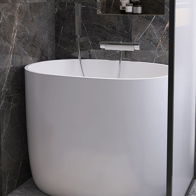 Modern Style Freestanding Bath Tub Acrylic Oval Bathtub in White Clearhalo 'Bathroom Remodel & Bathroom Fixtures' 'Bathtubs' 'Home Improvement' 'home_improvement' 'home_improvement_bathtubs' 'Showers & Bathtubs' 6688984