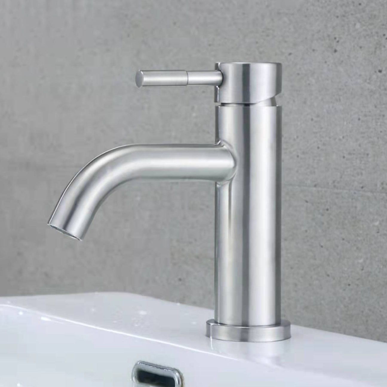 Stainless Steel Bathroom Faucet Chrome Lever Handle Sink Faucet with 1 Hole Supply Line Not Included Indicators Included Clearhalo 'Bathroom Remodel & Bathroom Fixtures' 'Bathroom Sink Faucets' 'Bathroom Sinks & Faucet Components' 'bathroom_sink_faucets' 'Home Improvement' 'home_improvement' 'home_improvement_bathroom_sink_faucets' 6694010