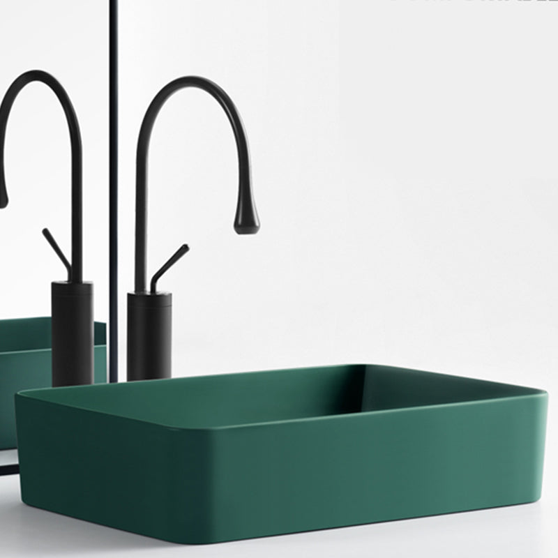 Modern Bathroom Sink Ceramic Oval White Basin Drain Assembly Bathroom Sink Clearhalo 'Bathroom Remodel & Bathroom Fixtures' 'Bathroom Sinks & Faucet Components' 'Bathroom Sinks' 'bathroom_sink' 'Home Improvement' 'home_improvement' 'home_improvement_bathroom_sink' 6743416