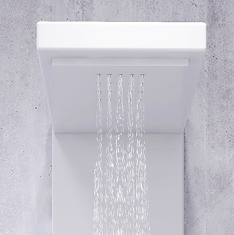 Duschset, weiße Duschwand, intelligenter Badezimmer-Duschkopf mit konstanter Temperatur