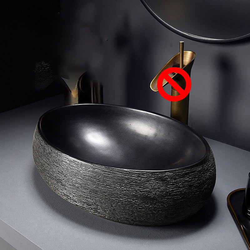 Modern Bathroom Sink Black Oval Ceramic Bathroom Sink with Faucet 18"L x 13"W x 6"H Sink Clearhalo 'Bathroom Remodel & Bathroom Fixtures' 'Bathroom Sinks & Faucet Components' 'Bathroom Sinks' 'bathroom_sink' 'Home Improvement' 'home_improvement' 'home_improvement_bathroom_sink' 6926935