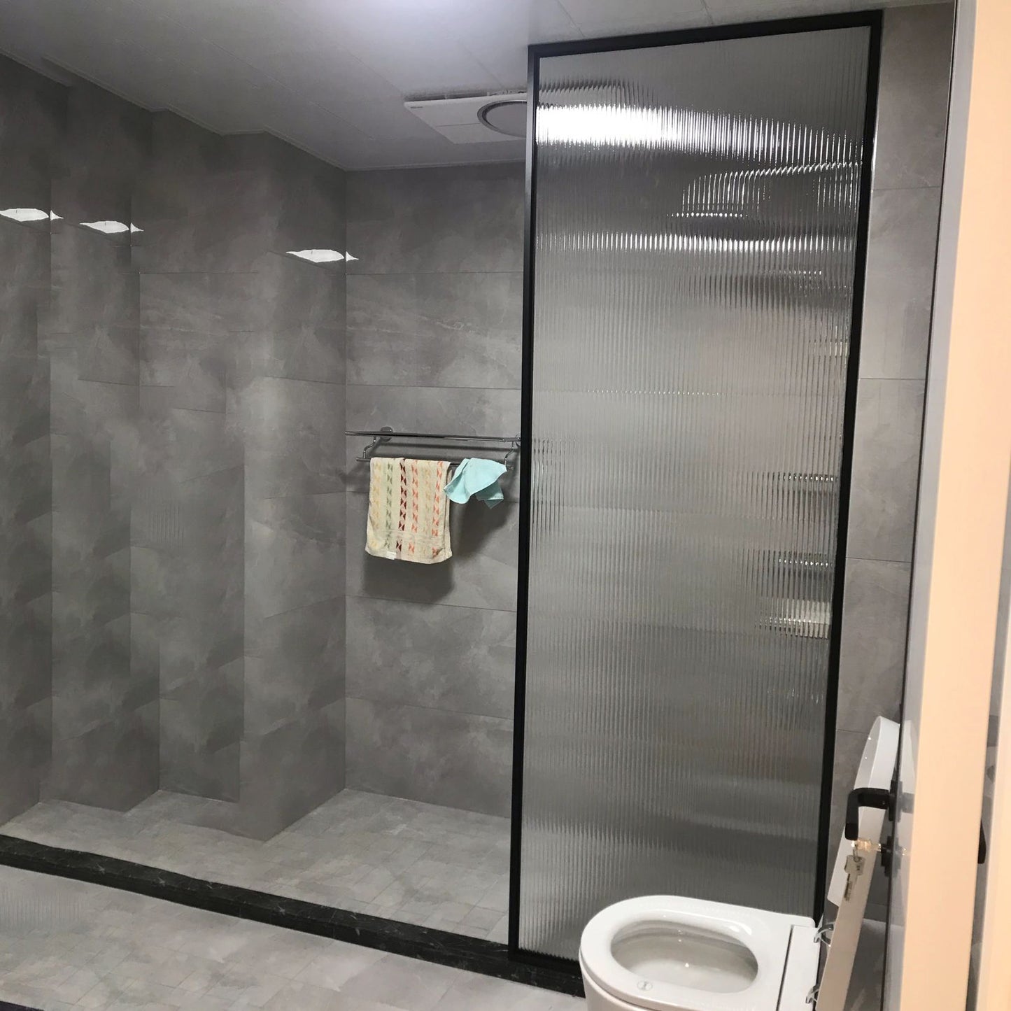Tempered Glass Fixed Shower Screen with Extremely Narrow Stainless Steel Frame Clearhalo 'Bathroom Remodel & Bathroom Fixtures' 'Home Improvement' 'home_improvement' 'home_improvement_shower_tub_doors' 'Shower and Tub Doors' 'shower_tub_doors' 'Showers & Bathtubs' 6934661