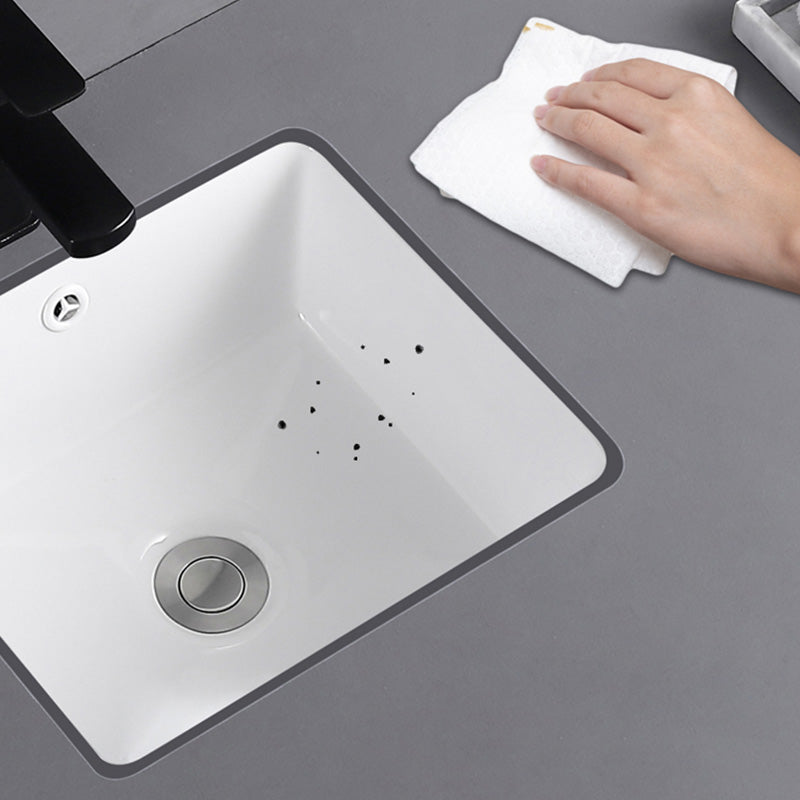 Traditional Undermount Vanity Sink Round Porcelain with Overflow Basin Sink Clearhalo 'Bathroom Remodel & Bathroom Fixtures' 'Bathroom Sinks & Faucet Components' 'Bathroom Sinks' 'bathroom_sink' 'Home Improvement' 'home_improvement' 'home_improvement_bathroom_sink' 7099031