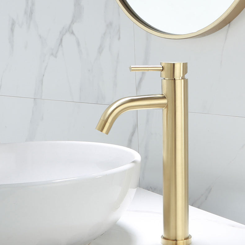 Deck Mounted Roman Tub Faucet Low Arc Tub Faucet Set in Gold Clearhalo 'Bathroom Remodel & Bathroom Fixtures' 'Bathroom Sink Faucets' 'Bathroom Sinks & Faucet Components' 'bathroom_sink_faucets' 'Home Improvement' 'home_improvement' 'home_improvement_bathroom_sink_faucets' 7119689
