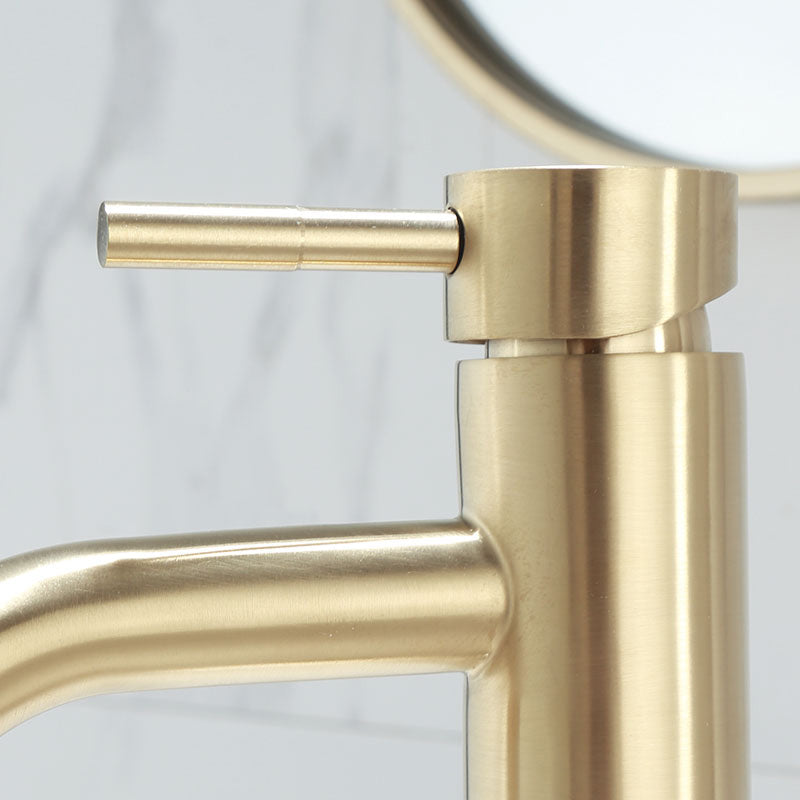 Deck Mounted Roman Tub Faucet Low Arc Tub Faucet Set in Gold Clearhalo 'Bathroom Remodel & Bathroom Fixtures' 'Bathroom Sink Faucets' 'Bathroom Sinks & Faucet Components' 'bathroom_sink_faucets' 'Home Improvement' 'home_improvement' 'home_improvement_bathroom_sink_faucets' 7119694