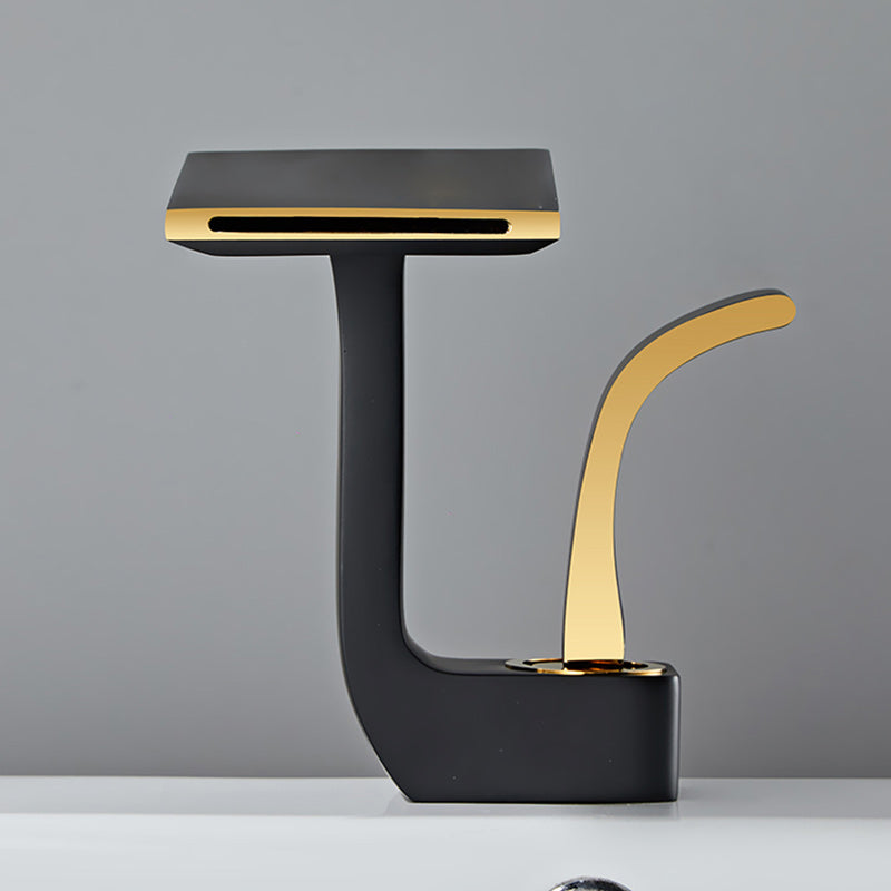 Luxury Single Handle Sink Faucet Bathroom Brass Centerset Faucet Clearhalo 'Bathroom Remodel & Bathroom Fixtures' 'Bathroom Sink Faucets' 'Bathroom Sinks & Faucet Components' 'bathroom_sink_faucets' 'Home Improvement' 'home_improvement' 'home_improvement_bathroom_sink_faucets' 7164837