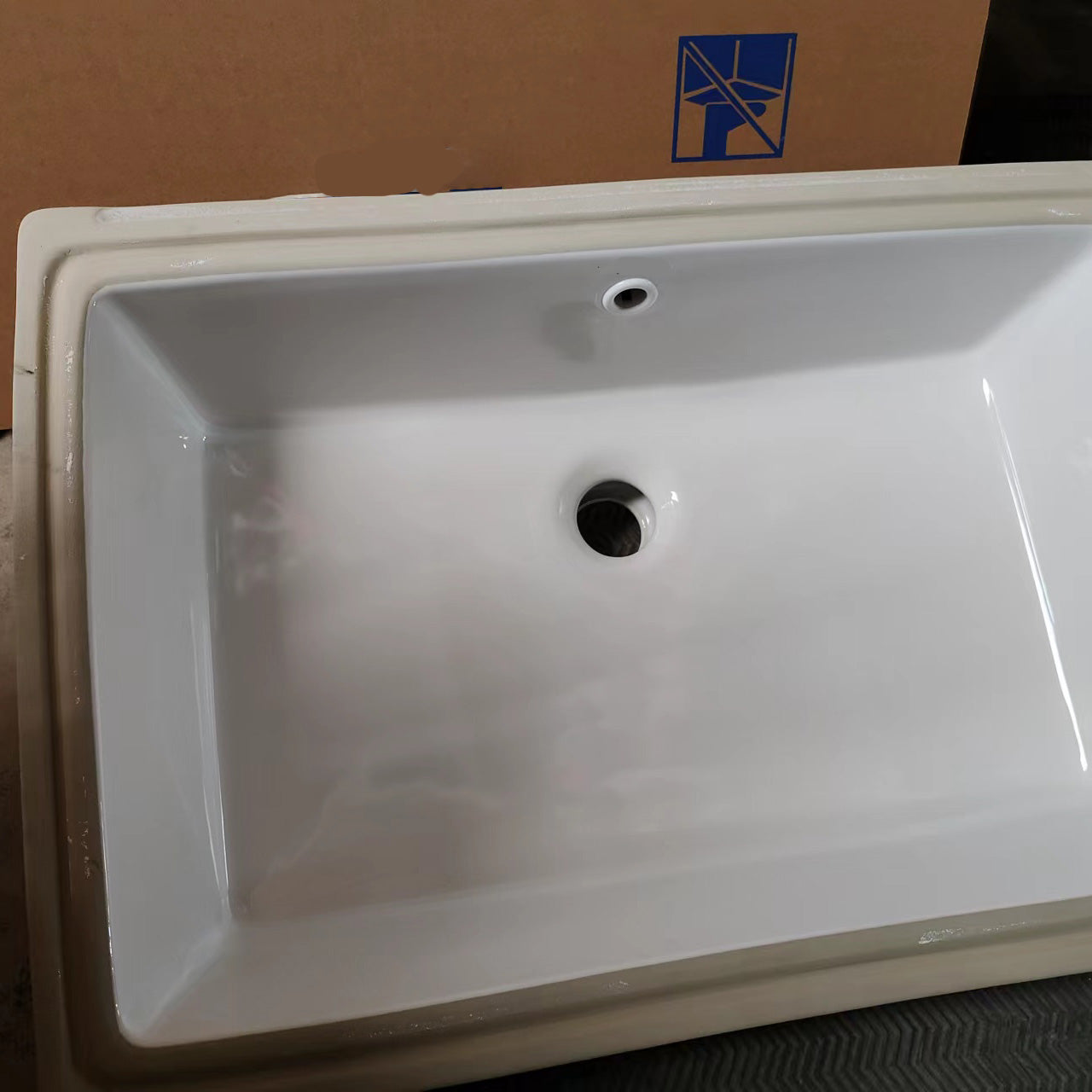 Traditional Undermount Bathroom Sink Porcelain with Overflow Basin Sink(Without Faucet) Clearhalo 'Bathroom Remodel & Bathroom Fixtures' 'Bathroom Sinks & Faucet Components' 'Bathroom Sinks' 'bathroom_sink' 'Home Improvement' 'home_improvement' 'home_improvement_bathroom_sink' 7182669