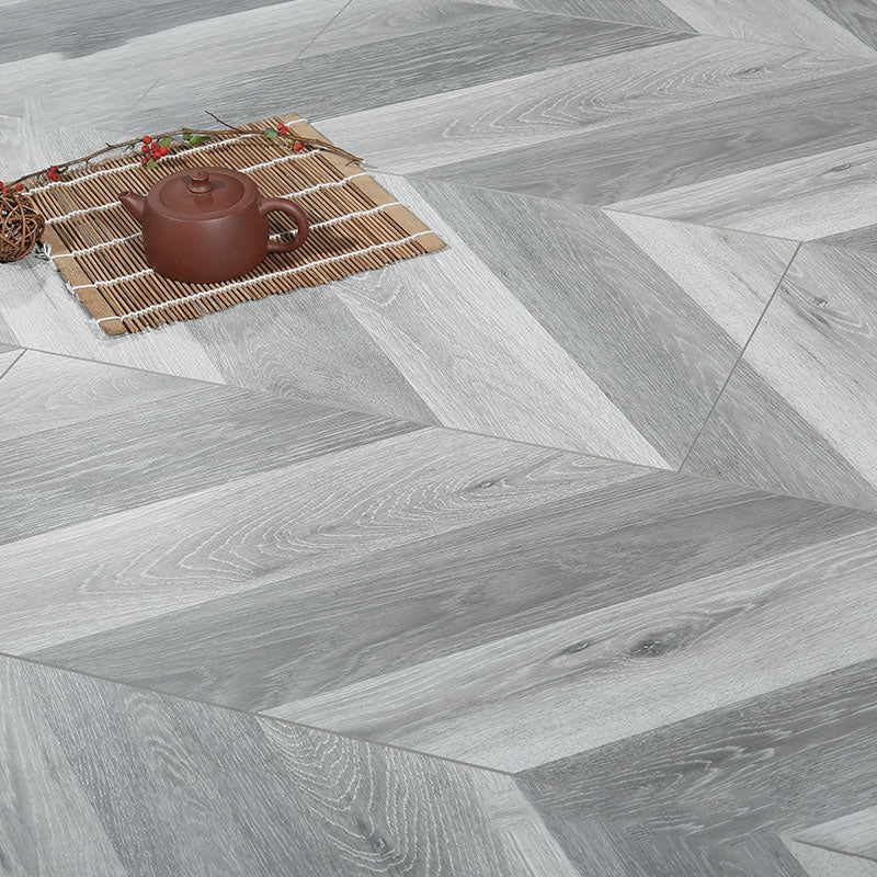 Living Room Laminate Floor Wooden Scratch Resistant Laminate Floor Silver Gray Clearhalo 'Flooring 'Home Improvement' 'home_improvement' 'home_improvement_laminate_flooring' 'Laminate Flooring' 'laminate_flooring' Walls and Ceiling' 7197227