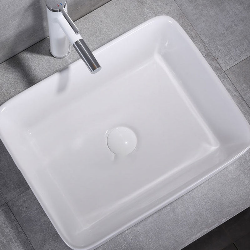 Bathroom Sink White Ceramic Faucet Single Handle Round Shape Sink Clearhalo 'Bathroom Remodel & Bathroom Fixtures' 'Bathroom Sinks & Faucet Components' 'Bathroom Sinks' 'bathroom_sink' 'Home Improvement' 'home_improvement' 'home_improvement_bathroom_sink' 7208840