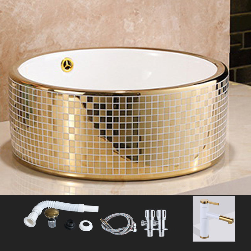 Traditional Bathroom Sink Porcelain Round Vessel Lavatory Sink with Pop-Up Drain 17"L x 17"W x 6"H Swivel Spout Faucet Hole Not Included Clearhalo 'Bathroom Remodel & Bathroom Fixtures' 'Bathroom Sinks & Faucet Components' 'Bathroom Sinks' 'bathroom_sink' 'Home Improvement' 'home_improvement' 'home_improvement_bathroom_sink' 7260264