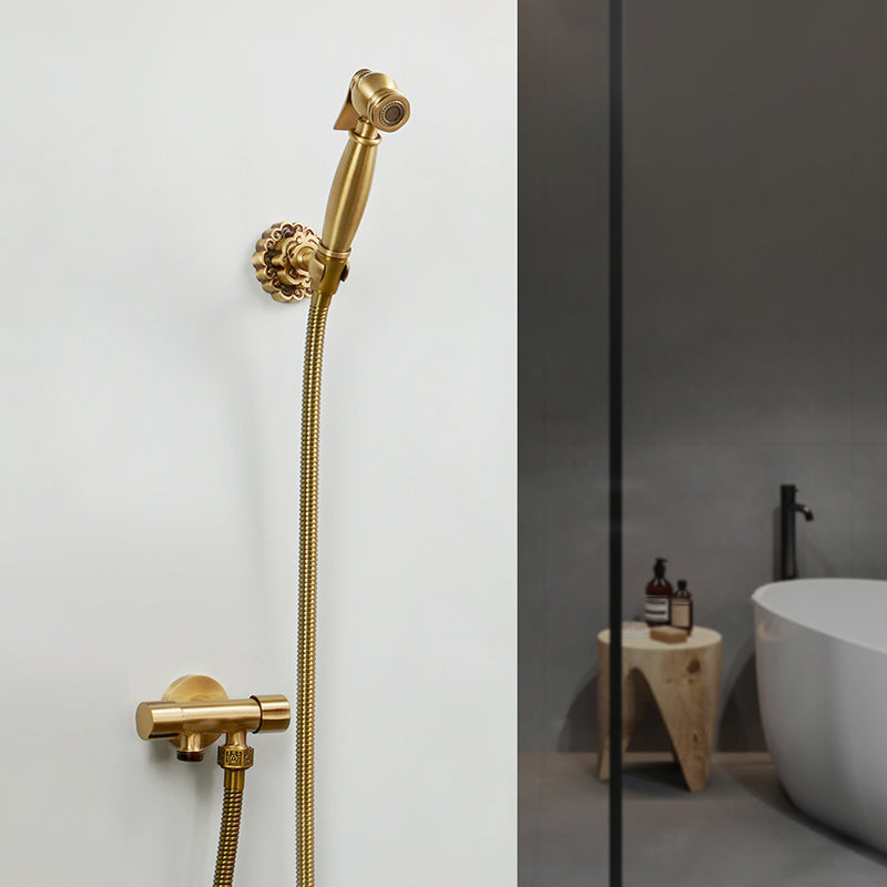 Traditional Style Shower Head in Brass Single Spray Wall-Mount Showerhead Clearhalo 'Bathroom Remodel & Bathroom Fixtures' 'Home Improvement' 'home_improvement' 'home_improvement_shower_heads' 'Shower Heads' 'shower_heads' 'Showers & Bathtubs Plumbing' 'Showers & Bathtubs' 7268674
