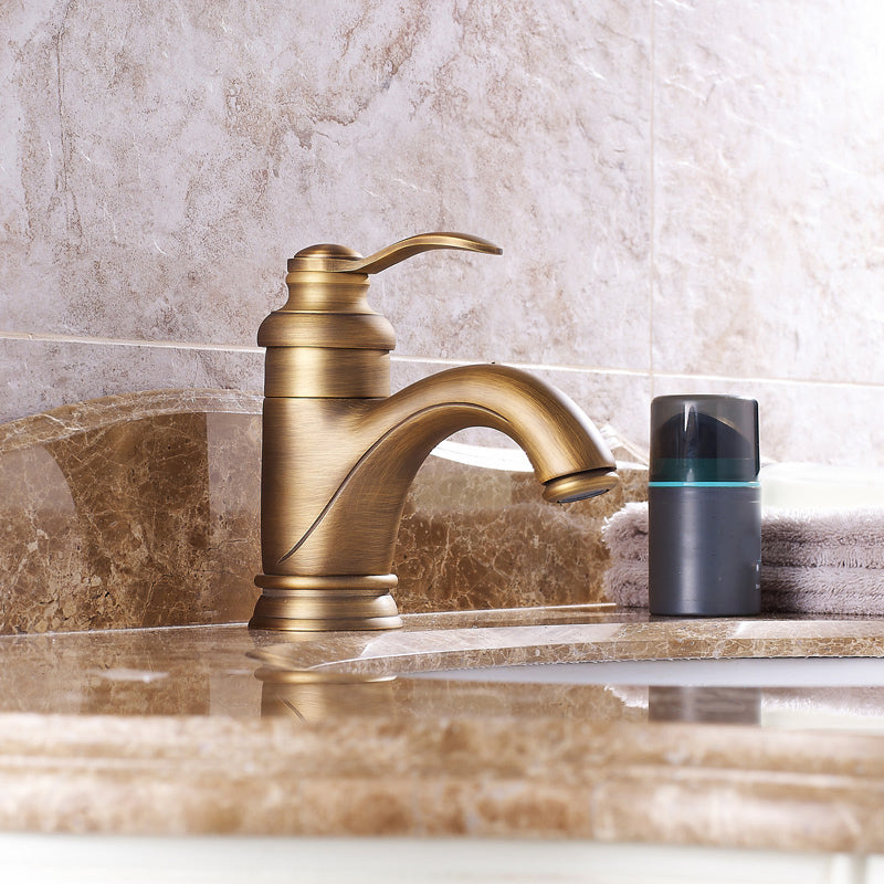 Traditional Wide Spread Bathroom Faucet Lever Handles Lavatory Faucet Latão Antigo 5.9" Clearhalo 'bathroom_sink_faucets' 'Conjuntos de Torneiras de Lavatório e Banheiro' 'home_improvement' 'home_improvement_bathroom_sink_faucets' 'Mobiliário Doméstico' 'Página inicial' 'Renovação e equipamento de casa de banho' 'Torneira para lavatório de banheiro' 7329571