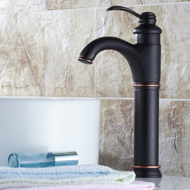 Traditional Wide Spread Bathroom Faucet Lever Handles Lavatory Faucet Preto 12.6" Clearhalo 'bathroom_sink_faucets' 'Conjuntos de Torneiras de Lavatório e Banheiro' 'home_improvement' 'home_improvement_bathroom_sink_faucets' 'Mobiliário Doméstico' 'Página inicial' 'Renovação e equipamento de casa de banho' 'Torneira para lavatório de banheiro' 7329576