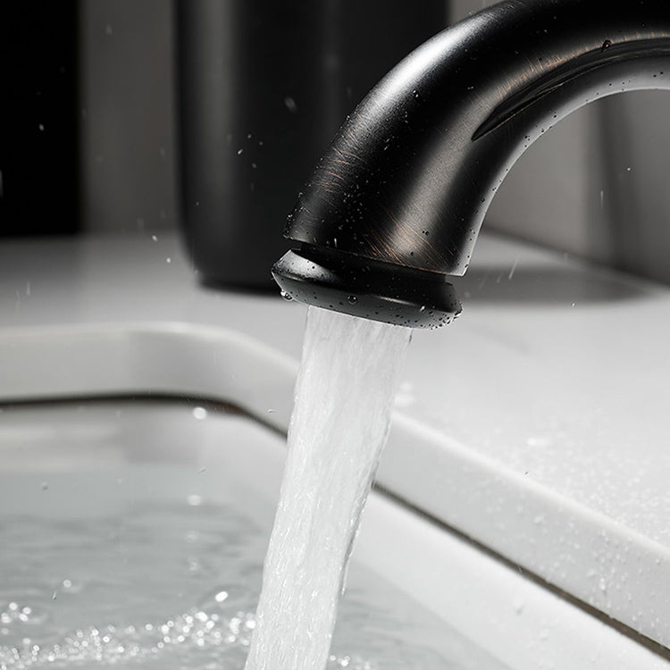 Traditional Wide Spread Bathroom Faucet Lever Handles Lavatory Faucet Clearhalo 'bathroom_sink_faucets' 'Conjuntos de Torneiras de Lavatório e Banheiro' 'home_improvement' 'home_improvement_bathroom_sink_faucets' 'Mobiliário Doméstico' 'Página inicial' 'Renovação e equipamento de casa de banho' 'Torneira para lavatório de banheiro' 7329581