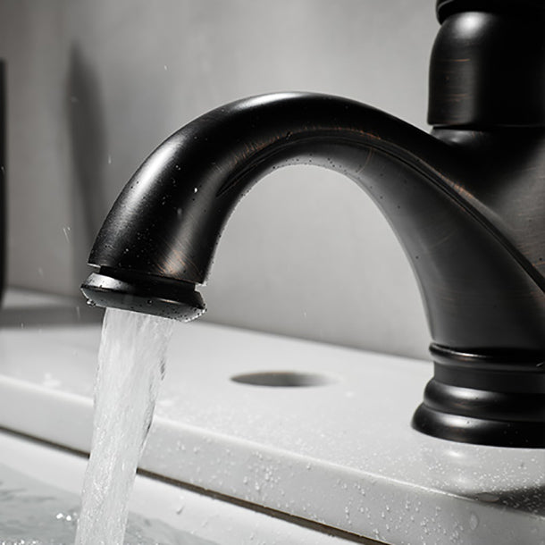 Traditional Wide Spread Bathroom Faucet Lever Handles Lavatory Faucet Clearhalo 'bathroom_sink_faucets' 'Conjuntos de Torneiras de Lavatório e Banheiro' 'home_improvement' 'home_improvement_bathroom_sink_faucets' 'Mobiliário Doméstico' 'Página inicial' 'Renovação e equipamento de casa de banho' 'Torneira para lavatório de banheiro' 7329585