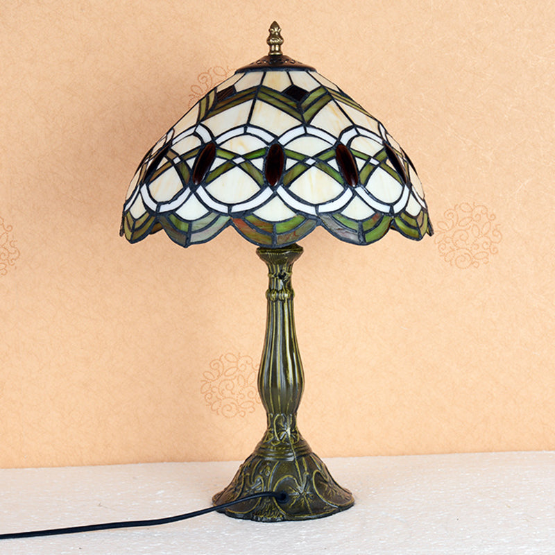 Bronze 1-Light Table Lighting Tiffany Stained Glass Interlocking Circle Pattern Night Light with Scalloped Edge Clearhalo 'Lamps' 'Table Lamps' Lighting' 889268